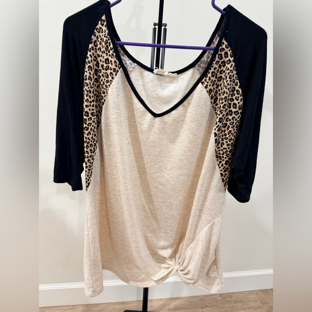 a.gain Leopard Contrast Raglan Twist Top – 2XL (26” PTP)